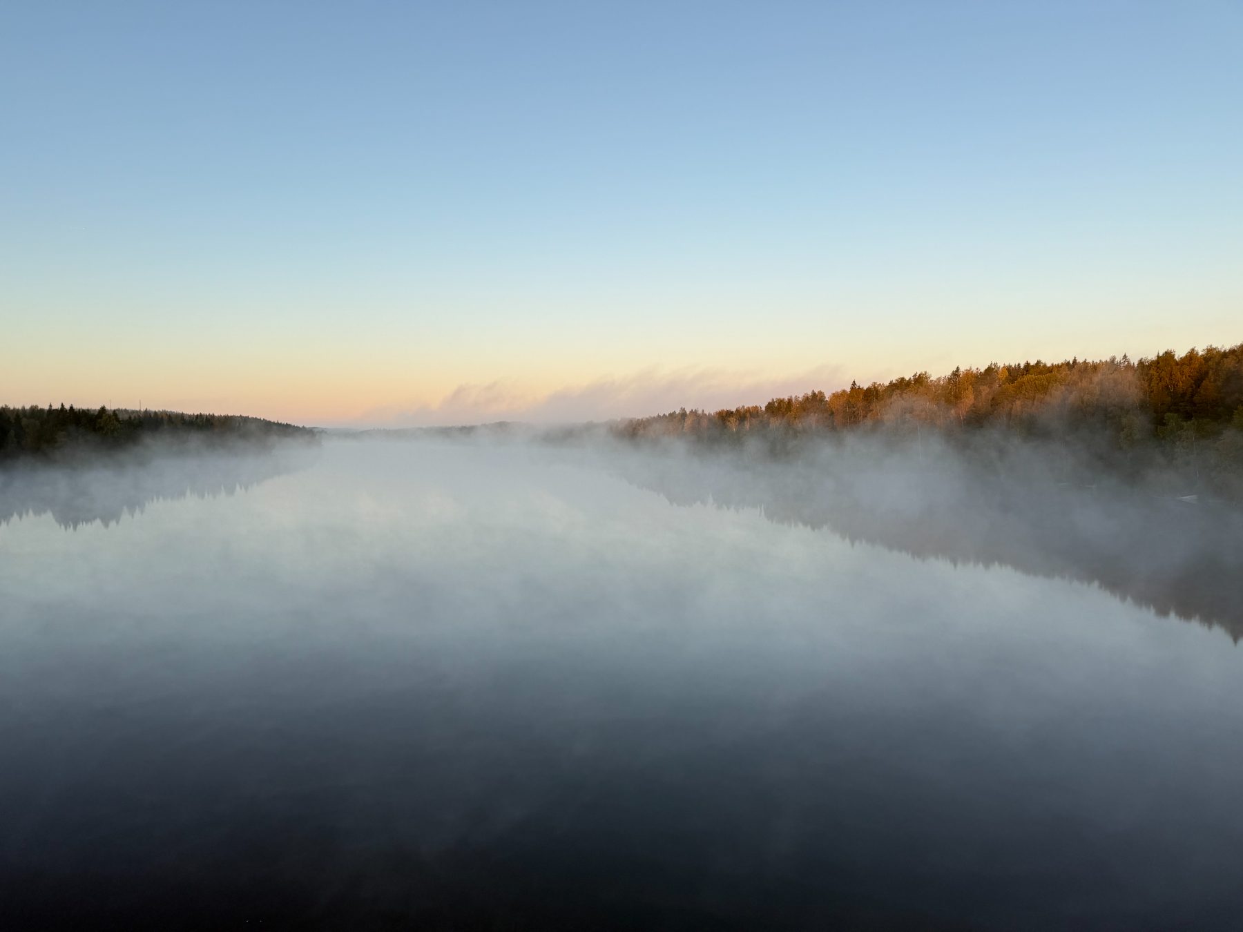 Utuinen järvi aamun valossa